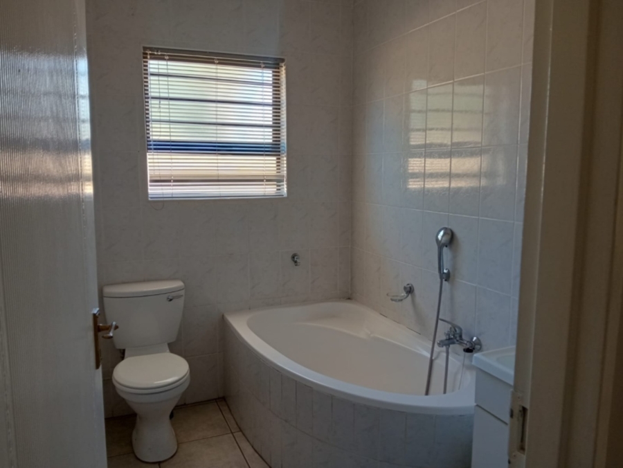 2 Bedroom Property for Sale in Langenhovenpark Free State
